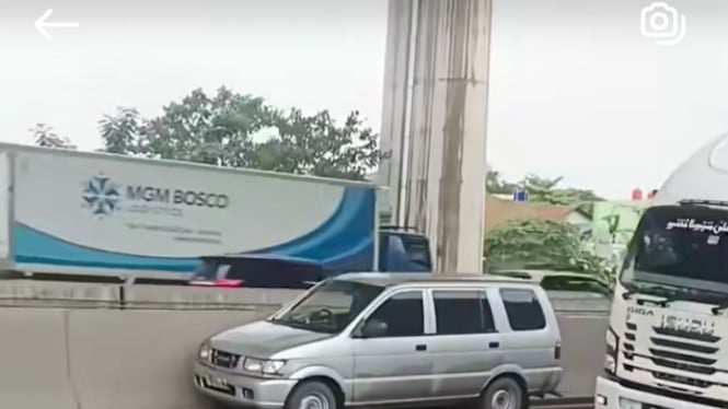 1769480107_6971006eedc3e-mobil-isuzu-panther-melaju-sendiri-di-tol-japek_665_374.jpg