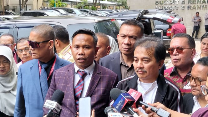1769719598_691e98a130c48-ahmad-khozinudin-tengah-dan-roy-suryo-kanan_665_374.jpg