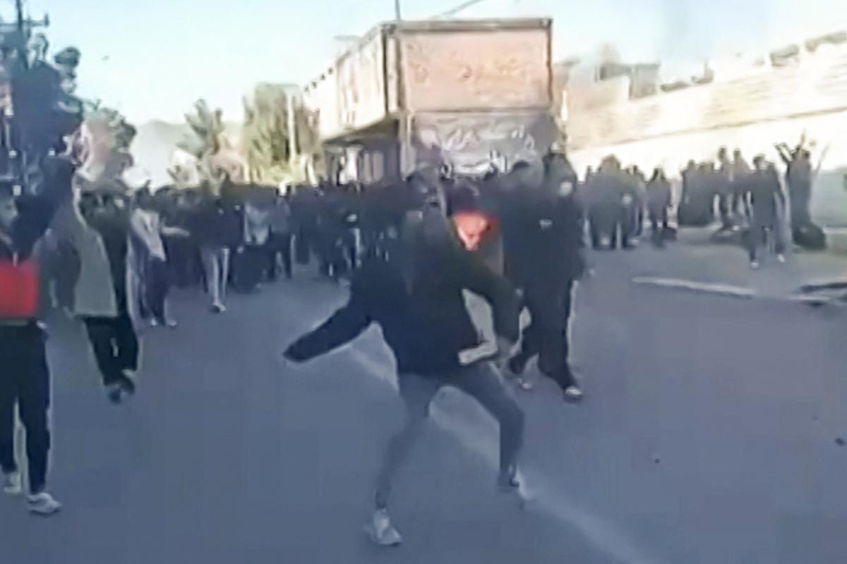 2025-shows-protestors-attacking-government-118138729.jpg