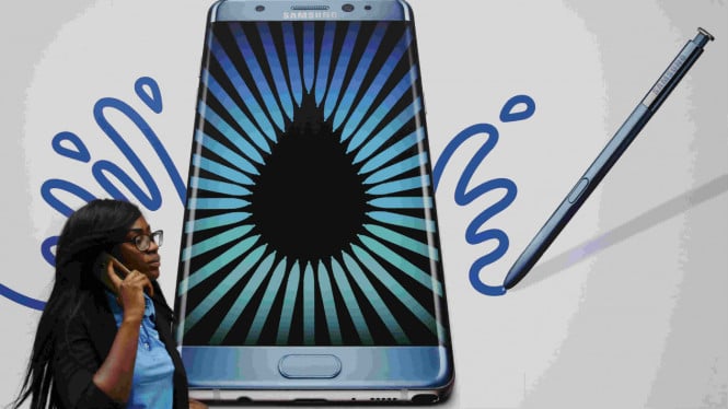 57d503381c16e-perempuan-lewat-di-depan-iklan-samsung-galaxy-note-7_665_374.jpg