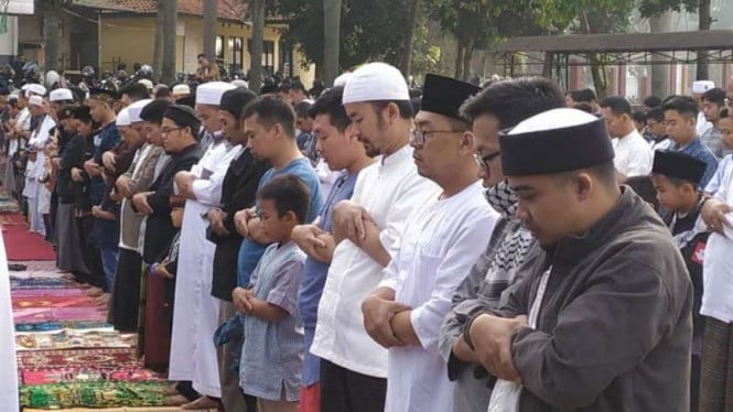 5cf5dc3f287b8-jemaah-majelis-taqorub-ilallah-laksanakan-salat-idul-fitri-selasa-4-juni-2019_665_374.jpeg