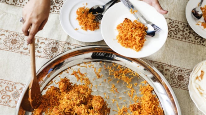 5d1c930679dd8-ilustrasi-makanan-kuliner-halal_665_374.jpg
