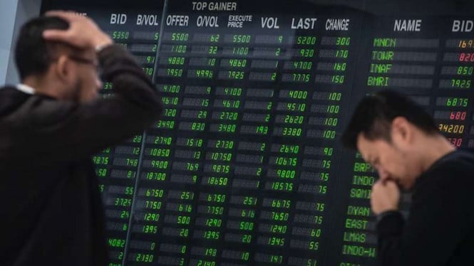 5e2f9c4aa39df-karyawan-melewati-monitor-pergerakan-angka-indeks-harga-saham-gabungan-ihsg_665_374.jp_.jpeg
