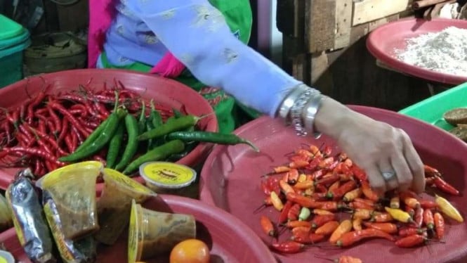 61caa2d74d036-pedagang-sayur-di-pasar-palmerah_665_374.jpg