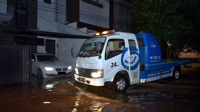 63ac2805100d0-viva-otomotif-ilustrasi-mobil-terjebak-banjir-dan-mobil-derek_665_374.jpeg
