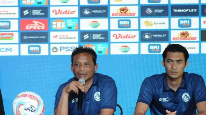 64ebea7e37ae3-asisten-pelatih-arema-fc-kuncoro-dan-syaiful-anwar_665_374.jpg
