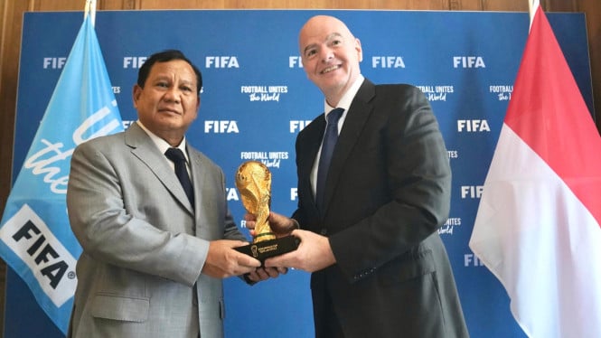 66a623c73a37d-prabowo-dan-gianni-infantino_665_374.jpg