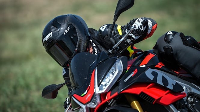 66e0266edbb7e-ilustrasi-mengendarai-motor-saat-hujan-helm-nolan-x-804-ultra-carbon_665_374.jpeg