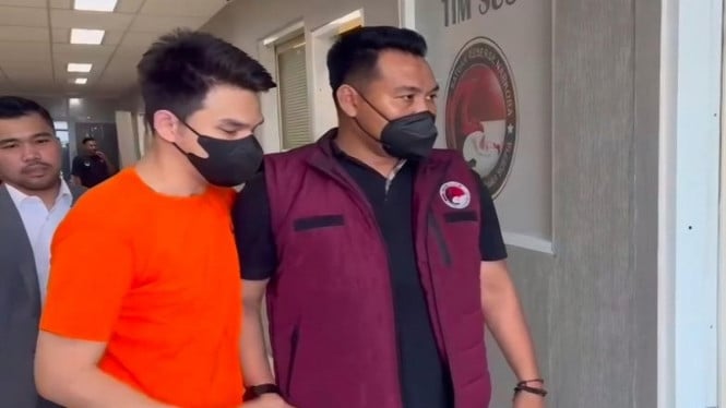 681af2255fd81-artis-jonathan-frizzy-menjadi-tersangka-kasus-vape-mengandung-obat-keras_665_374.jpg