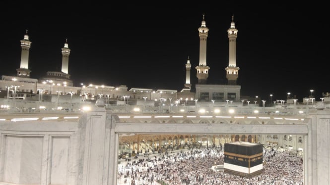 6834246d55382-jemaah-calon-haji-dari-berbagai-negara-melakukan-tawaf-di-masjidil-haram-makkah_665_37.jpeg