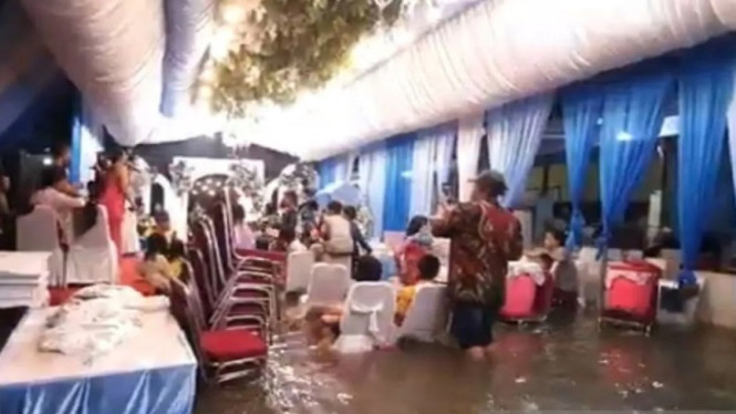 685a235cd56ed-warga-muara-angke-gelar-pernikahan-saat-banjir-rob_665_374.jpeg