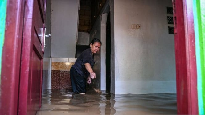 686c586ce6694-warga-jakarta-di-rumahnya-yang-terendam-banjir_665_374.jpg
