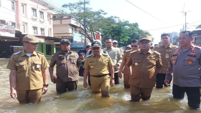 686cf09cb9035-gubernur-banten-andra-soni-meninjau-banjir-di-ciledug_665_374.jpg