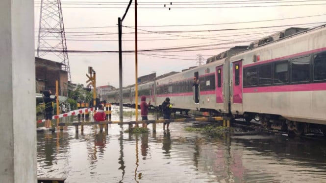 6900c21f1d59a-banjir-di-jalur-rel-kereta-api-antara-stasiun-semarang-tawang-stasiun-alastua_665_374.jpeg