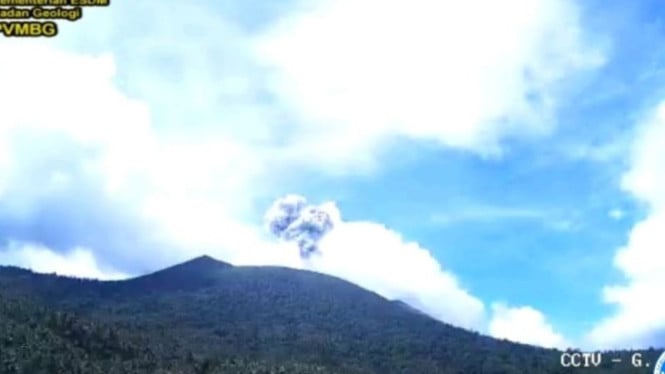 693a3f867241b-gunung-ibu-kembali-erupsi-abu-vulkanik-capai-400-meter_665_374.jpg