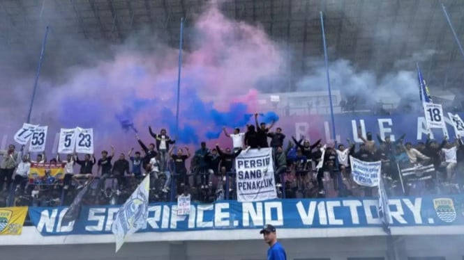 6947d15f3c1ef-suporter-persib-bobotoh-nyalakan-flare-di-stadion-gbla_665_374.jpg