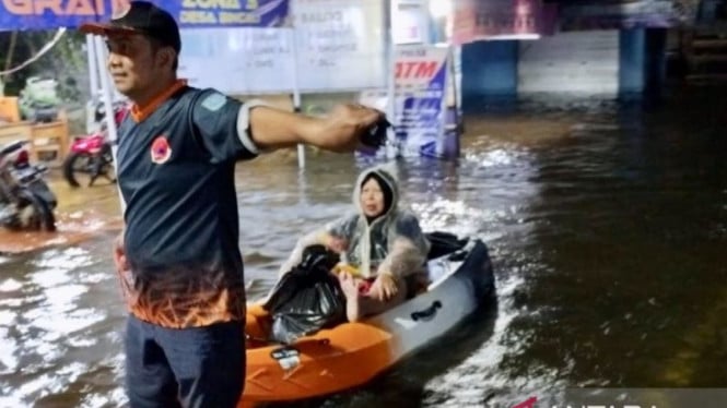 6950ea8fc6ec0-petugas-bpbd-evakuasi-warga-korban-banjir-di-martapura-banjar-kalsel_665_374.jpeg