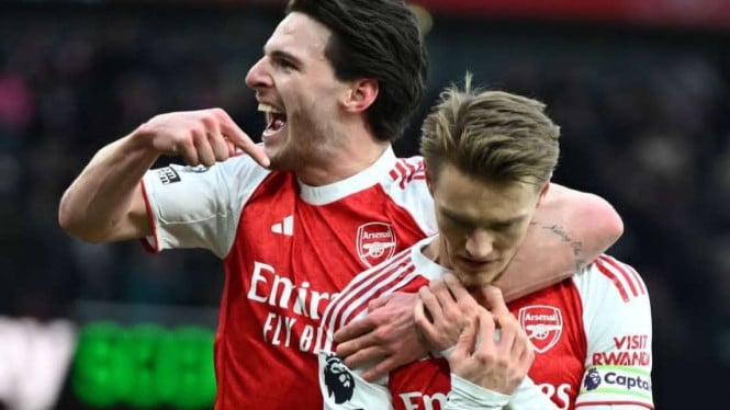 69533ff4cf6b4-pemain-arsenal-martin-odegaard-dan-declan-rice_665_374.jpg