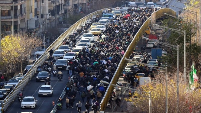 69574642ba276-aksi-massa-longmarch-protes-krisis-ekonomi-di-teheran-iran_665_374.jpg