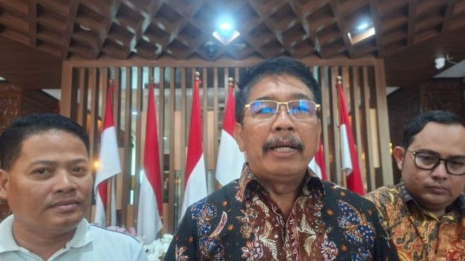 6957b669e5b74-wakil-kepala-kejaksaan-tinggi-jawa-timur-saiful-bahri-siregar_665_374.jpg