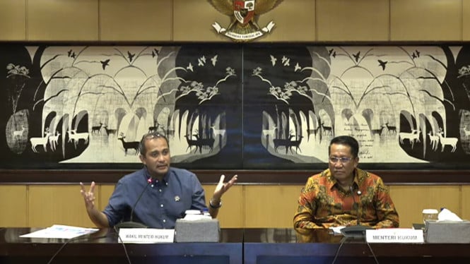 695b6255852ed-wakil-menteri-hukum-edward-omar-sharif-hiariej-atau-eddy-hiariej-kiri_665_374.jpg
