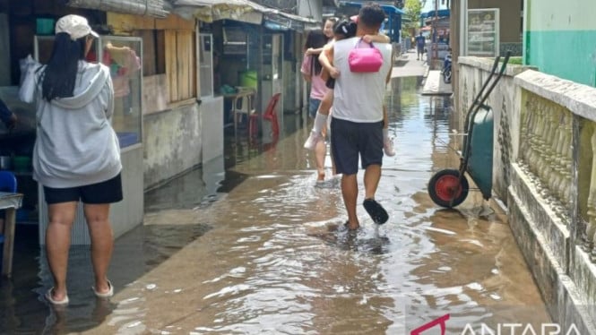 695e05ff368ea-banjir-rob-kembali-terjang-tanjungpinang-toko-dan-rumah-warga-terendam_665_374.jpg