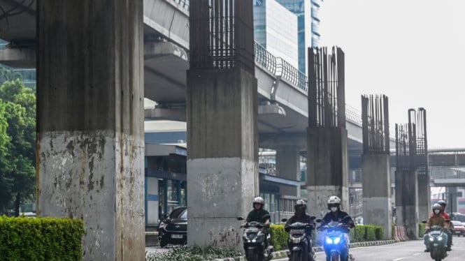 695e47782afbd-penampakan-tiang-monorel-mangkrak-di-jalan-rasuna-said-jakarta-selatan_665_374.jpg