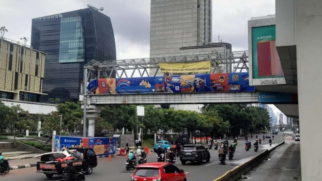 69626e609b675-jembatan-penyeberangan-orang-jpo-di-sarinah-jakarta-pusat_665_374.jpg