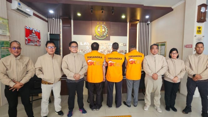 6968c998f3001-ojk-serahkan-tersangka-kasus-penggoreng-saham-swat_665_374.jpg