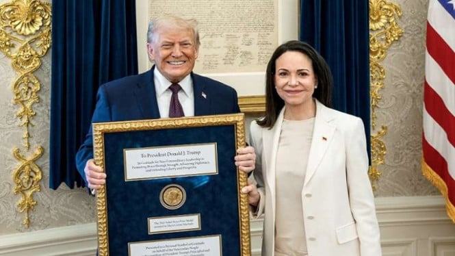 696af1886adeb-pemimpin-oposisi-venezuela-maria-machado-serahkan-nobel-perdamaian-ke-trump_665_374.jp_.jpeg