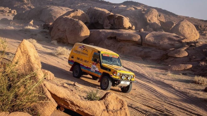 696b572b51b15-pembalap-indonesia-di-rally-dakar-2026-shammie-zacky-baridwan_gemini_665_374.jpg