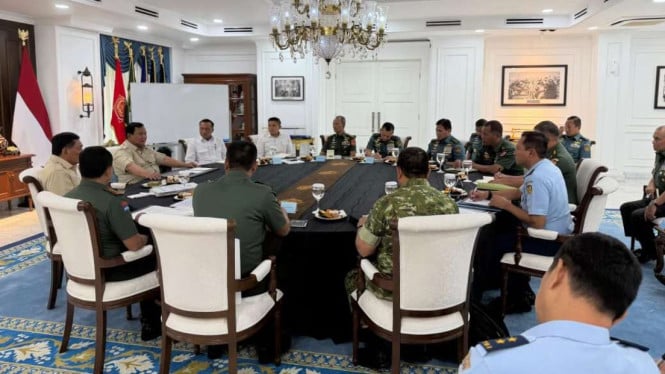 696b7e91d5e34-presiden-prabowo-kumpulkan-pimpinan-tni-di-istana_665_374.jpeg