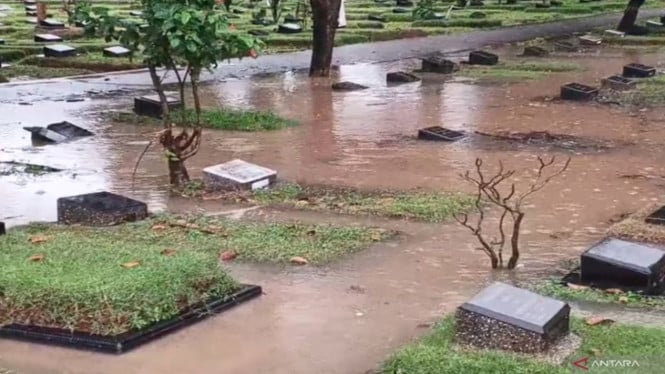 696c3b16041a2-banjir-rendam-sejumlah-makam-di-tempat-pemakaman-umum-tpu-pondok-kelapa_665_374.jpg