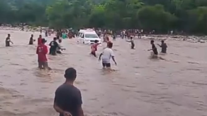696d0126423e5-viral-ambulans-terobos-banjir-sungai-di-kupang-ntt_665_374.jpg