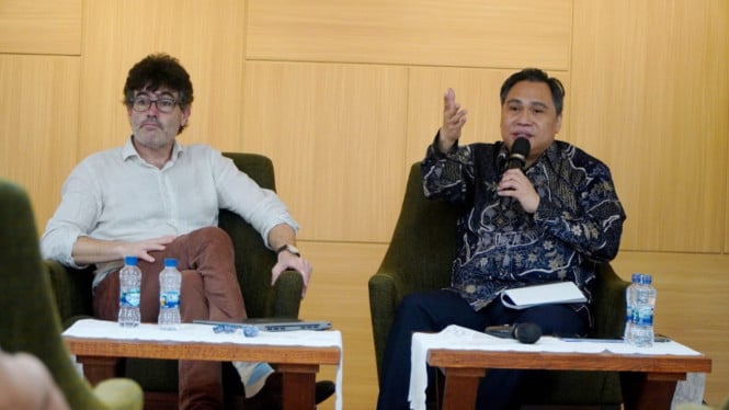 696d02571d0e2-sinolog-pal-nyiri-kiri-dan-ketua-fsi-johanes-herlijanto-kanan_gemini_665_374.jpg