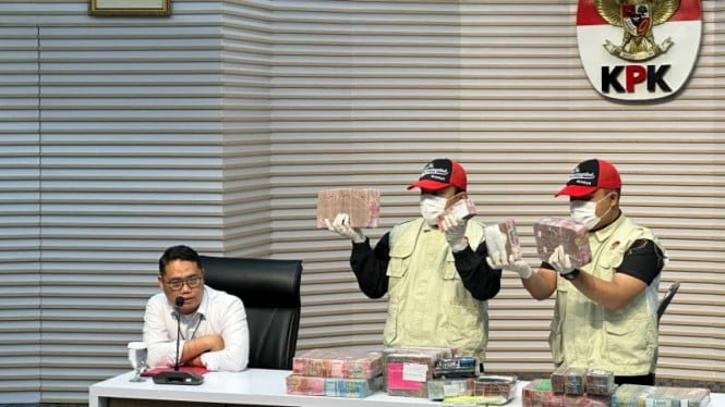 696f9cba862ae-kpk-sita-uang-rp2-6-miliar-dari-ott-bupati-pati-sudewo_665_374.jpg