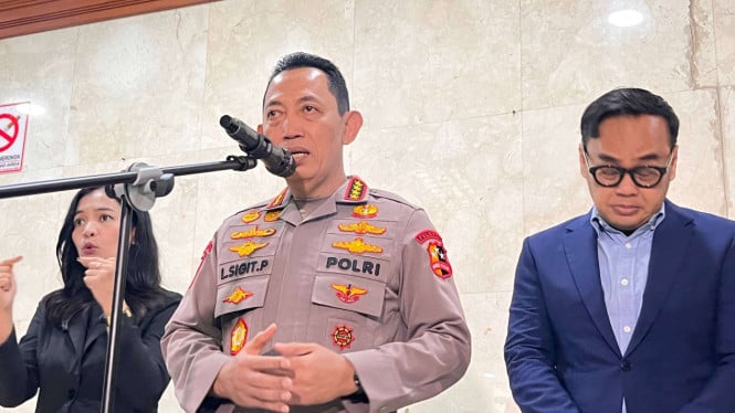 69771390cb760-kapolri-jenderal-listyo-sigit-prabowo-tengah-di-kompleks-parlemen-senayan_665_374.jpg