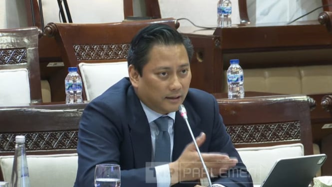 69776d8a1aac1-thomas-djiwandono-saat-menjalani-fit-and-proper-tes-calon-deputi-gubernur-bi_665_374.j.jpeg