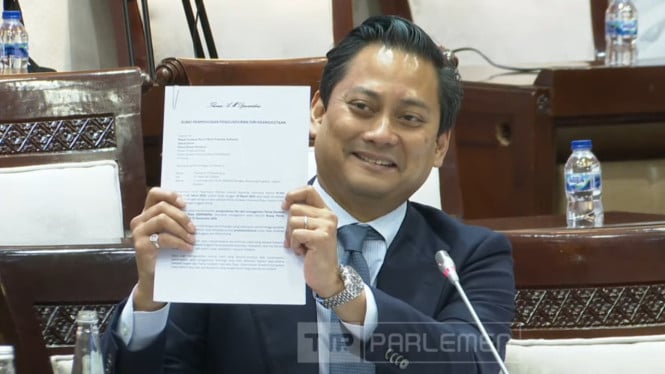 6977711f64911-thomas-djiwandono-menunjukkan-surat-resign-dari-gerindra_665_374.jpg