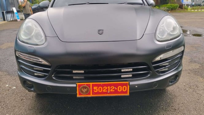 697b816256dd7-porsche-cayenne-pakai-pelat-dinas-kemhan-palsu_665_374.jpg