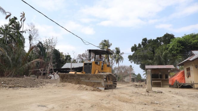 697c04f874e8d-alat-berat-sedang-bekerja-pemulihan-infrastruktur-aceh-akibat-banjir-bandang_665_374.j.jpeg