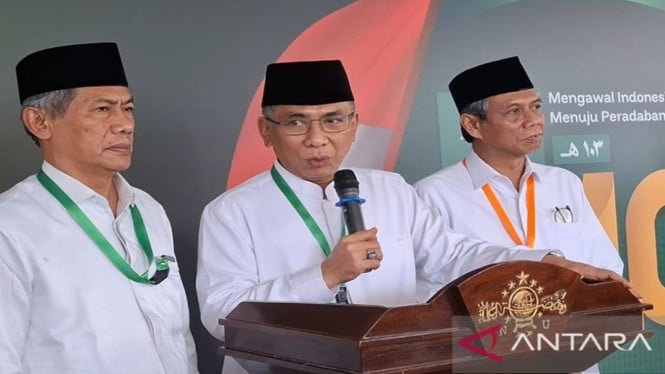 697d9d9142a15-ketua-umum-pbnu-yahya-cholil-staquf-atau-gus-yaqut-tengah_665_374.jpg