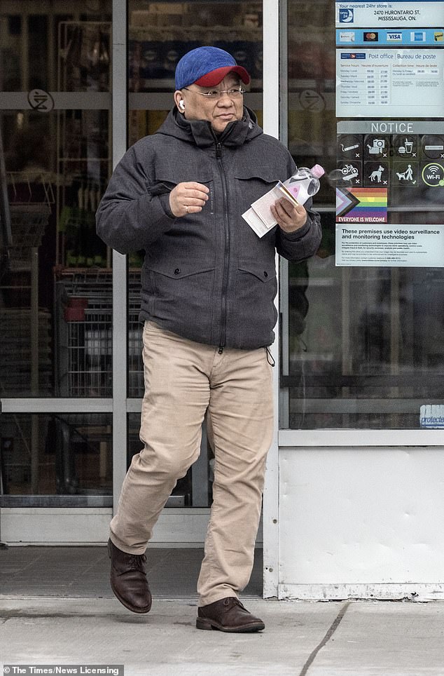 71393391-15463145-Kenneth_Law_leaves_the_post_office_in_the_town_of_Mississauga_in-a-2_1768395470987.jpeg
