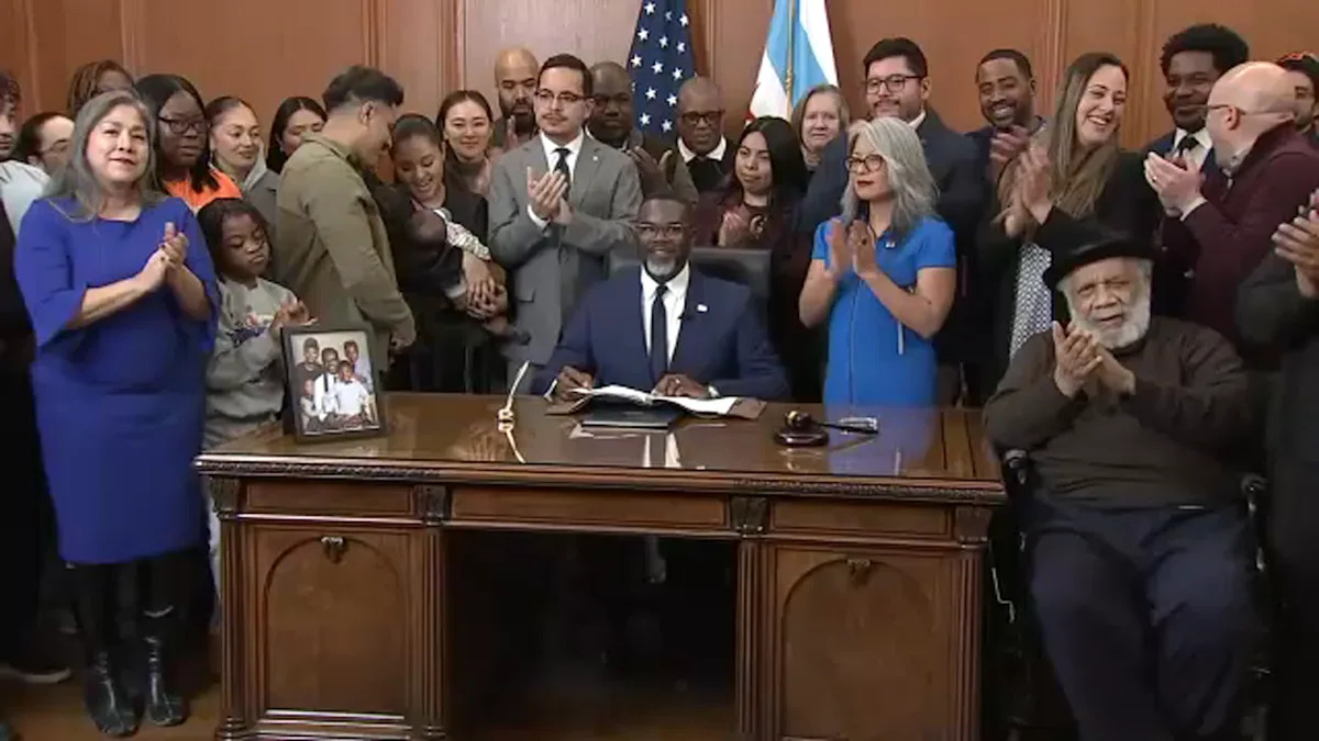 Johnson firma una orden que ordena al CPD investigar la presunta mala conducta de los agentes federales de inmigración