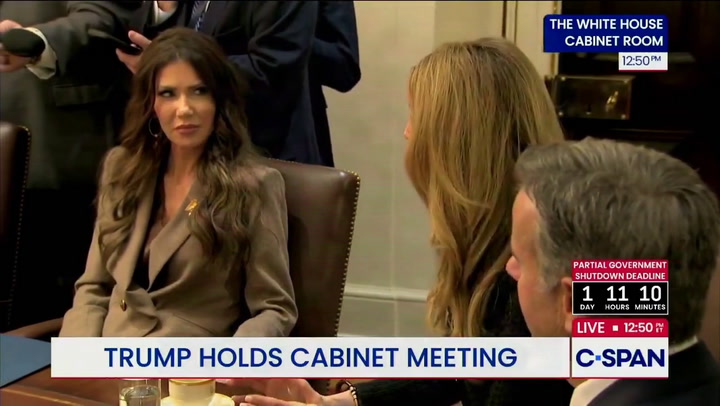 Trump da una razón loca para que Ice se haga eco de Barbie en Late-Night Rant