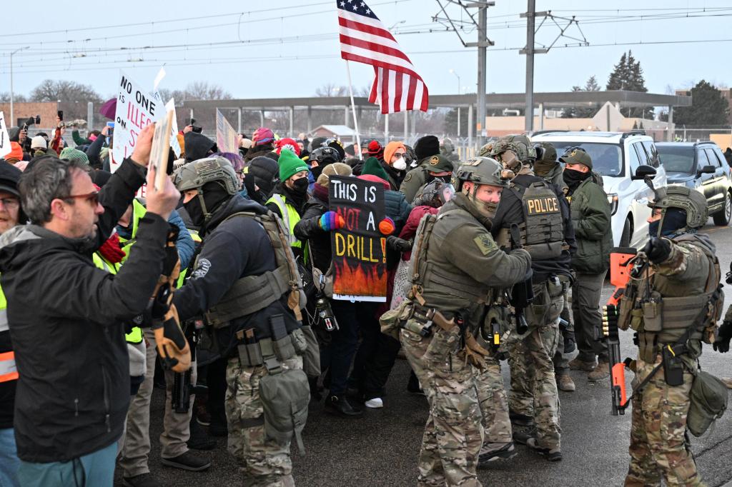 APTOPIX_Federal_Enforcement_Immigration_Minnesota_28963_9e0db4-13.jpg