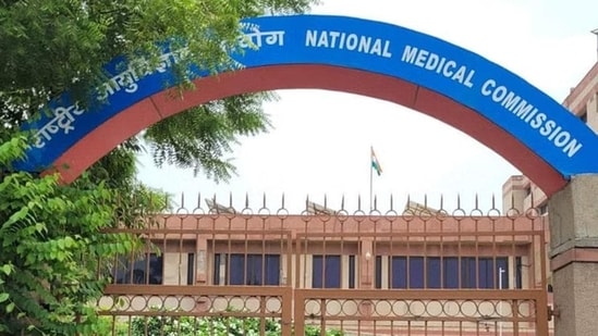 Los profesores del Vaishno Devi Medical College contemplan un futuro incierto después de la orden de cierre del NMC