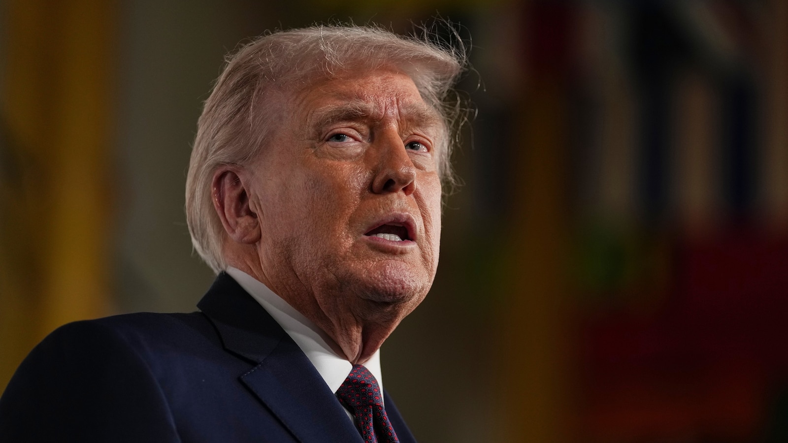 Trump continúa defendiendo a Homan y NOEM en medio de una reacción violenta por inmigración forzada