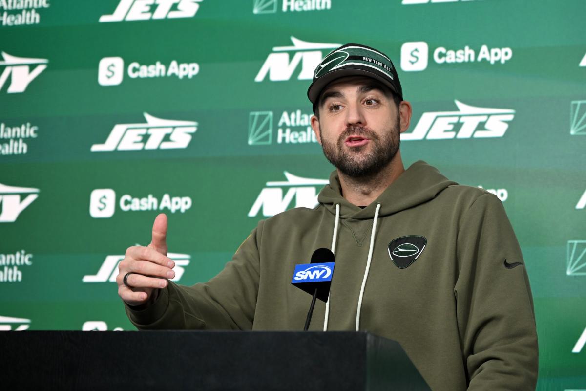 jets-offensive-coordinator-tanner-engstrand-118110784.jpg