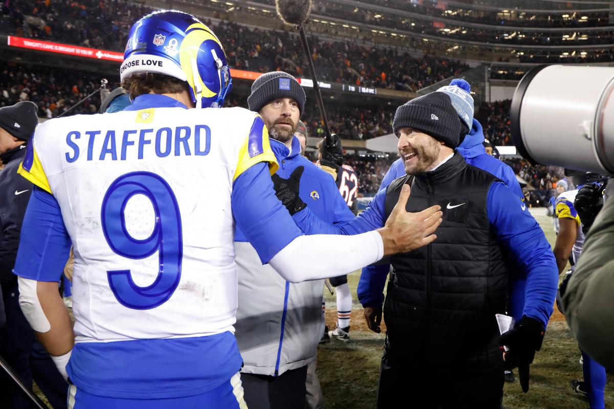 matthew-stafford-9-embraces-head-119194629.jpg